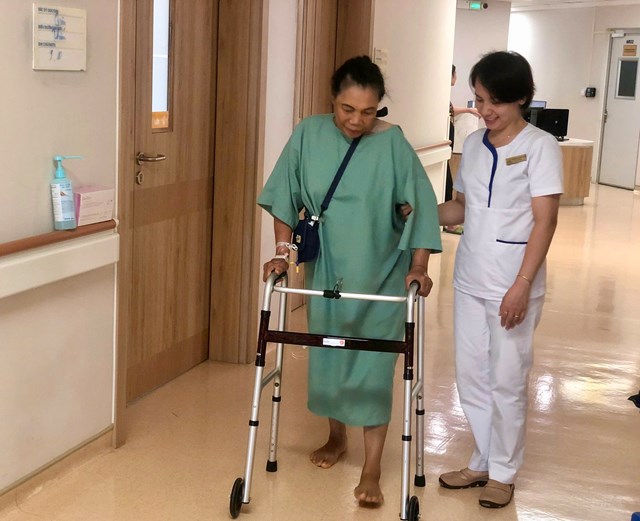 Bệnh nh&acirc;n c&oacute; thể đi lại được sau &iacute;t ng&agrave;y phẫu thuật &nbsp;