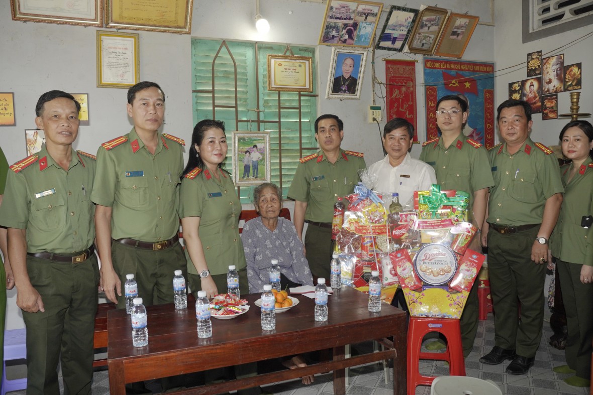 Công an Cà Mau thăm, tri ân Mẹ VNAH, Anh hùng LLVT và chúc Tết lực lượng, dịp Xuân Bính Ngọ