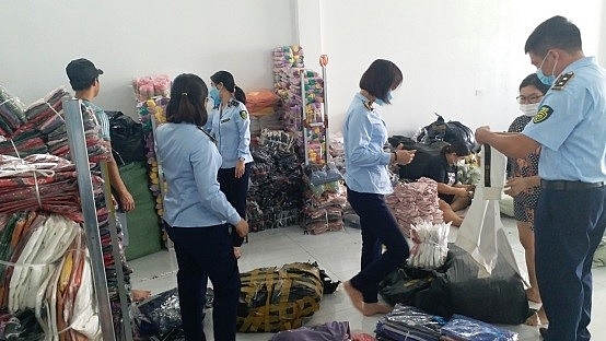 Đội QLTT số 3 đang kiểm tra tại Cửa hàng quần áo Nết Hoàng (Duyên Hải, Hưng Hà)