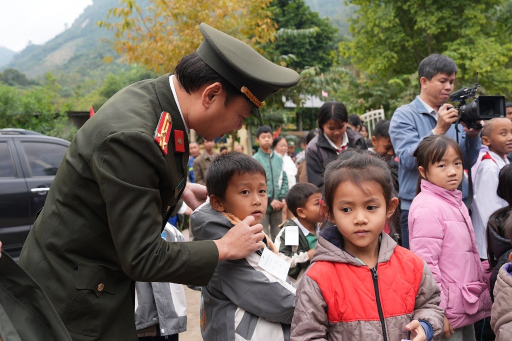 Mang yêu thương đến với trẻ em vùng cao.