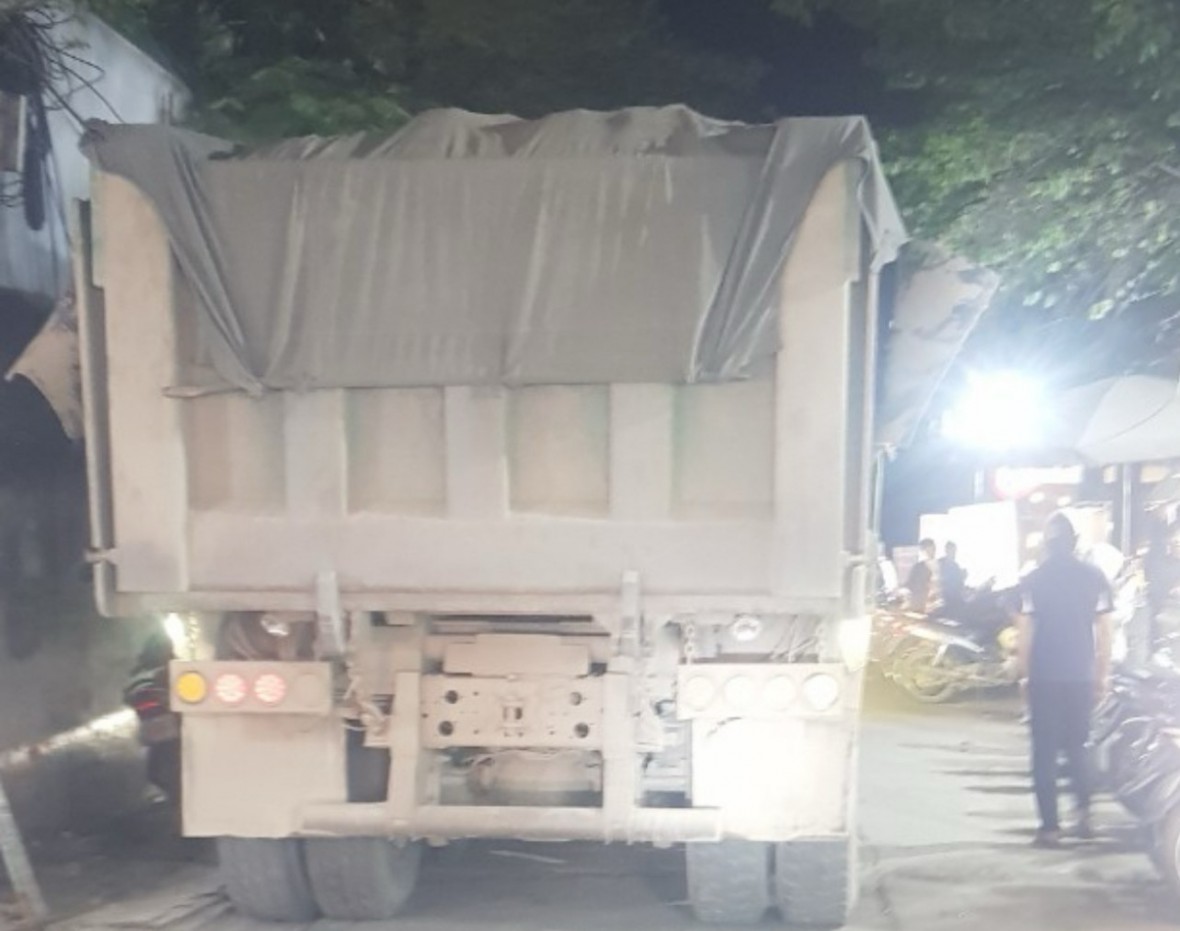 Hà Nội: Bãi tập kết vật liệu trái phép trong khu dân cư gây ô nhiễm môi trường và tiềm ẩn nguy cơ tai nạn giao thông Hà Nội: Bãi tập kết vật liệu trái phép trong khu dân cư gây ô nhiễm môi trường và tiềm ẩn nguy cơ tai nạn giao thông