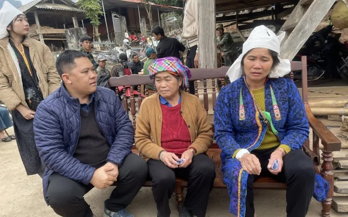 Lãnh đạo UBND xã Mường Giôn thăm hỏi gia đình nạn nhân. (Ảnh: Bộ Y tế) Lãnh đạo UBND xã Mường Giôn thăm hỏi gia đình nạn nhân. (Ảnh: Bộ Y tế)