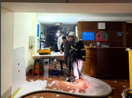 Lực lượng Cảnh sát PCCC và CNCH đã kịp thời cứu và hướng dẫn thoát nạn 7 người mắc kẹt trong đám cháy.