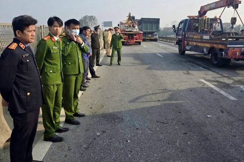 Lực lượng chức năng hám nghiệm hiện trường vụ tai nạn - Ảnh ĐH.