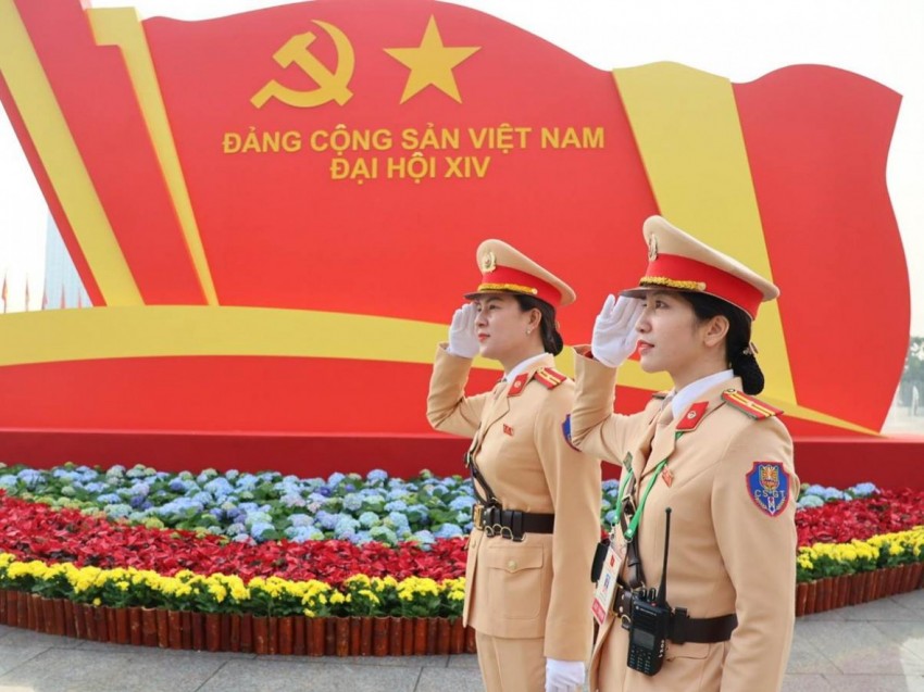 Các nữ CSGT tham gia phương án diễn tập.