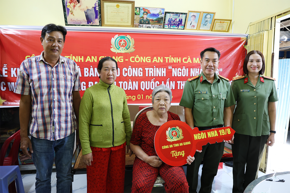 Công an tỉnh An Giang bàn giao công trình “Ngôi nhà 19/8” và sinh hoạt chính trị tại tỉnh Cà Mau