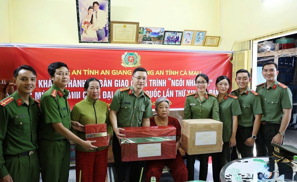 Công an tỉnh An Giang bàn giao công trình “Ngôi nhà 19/8” và sinh hoạt chính trị tại tỉnh Cà Mau