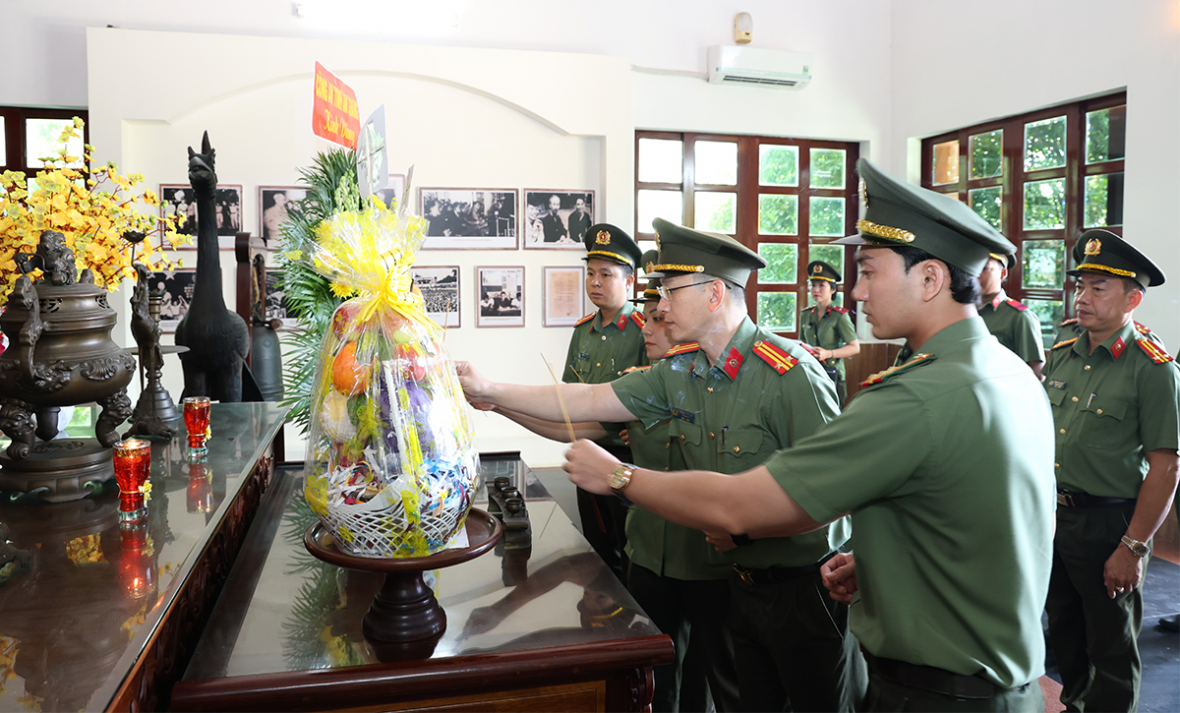 Công an tỉnh An Giang bàn giao công trình “Ngôi nhà 19/8” và sinh hoạt chính trị tại tỉnh Cà Mau
