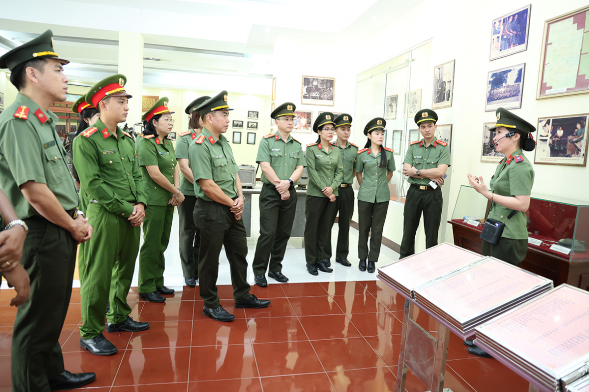 Công an tỉnh An Giang bàn giao công trình “Ngôi nhà 19/8” và sinh hoạt chính trị tại tỉnh Cà Mau