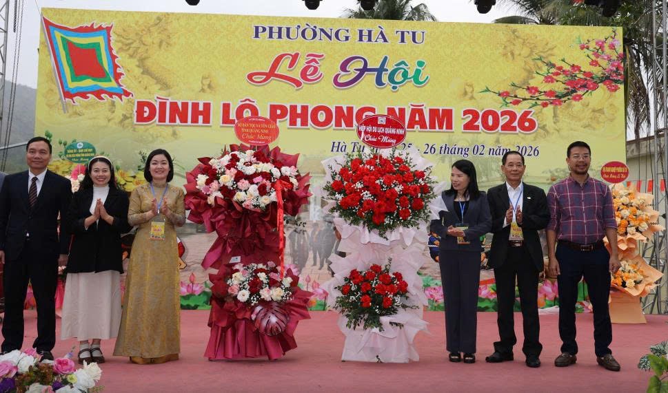 Lãnh đạo Sở Dân tộc và Tôn giáo, lãnh đạo Hiệp hội Du lịch Quảng Ninh tặng hoa chúc mừng. Lãnh đạo Sở Dân tộc và Tôn giáo, lãnh đạo Hiệp hội Du lịch Quảng Ninh tặng hoa chúc mừng.