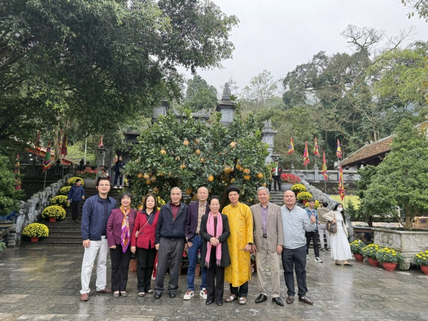 Đoàn du khách hành hương về Đền trong dịp đầu năm