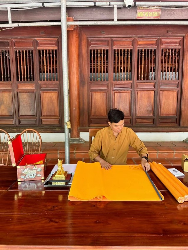 Thủ nhang Võ Tùng Lâm chuẩn bị sớ cho khách thập phương