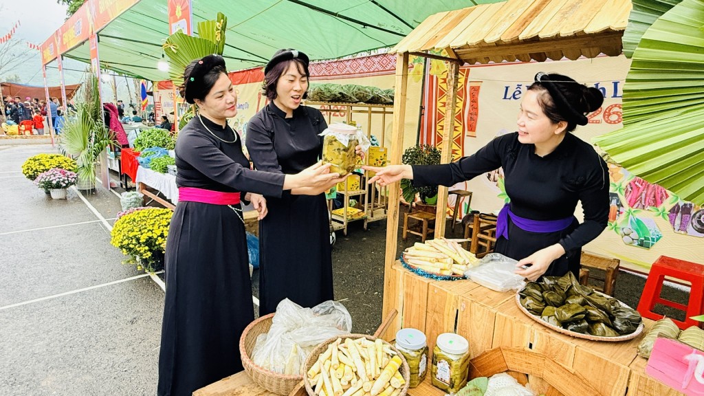 Người dân giới thiệu các sản phẩm OCOP địa phương. Người dân giới thiệu các sản phẩm OCOP địa phương.