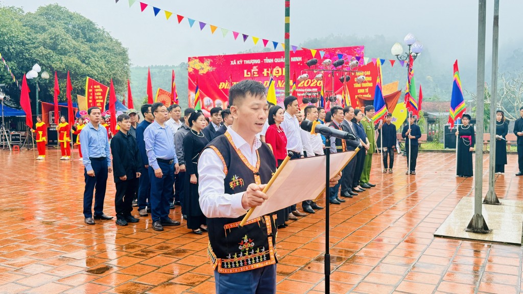 Lãnh đạo xã Kỳ Thượng đọc chúc văn kính cáo Thành hoàng làng, tổ tiên về việc mở hội. Lãnh đạo xã Kỳ Thượng đọc chúc văn kính cáo Thành hoàng làng, tổ tiên về việc mở hội.