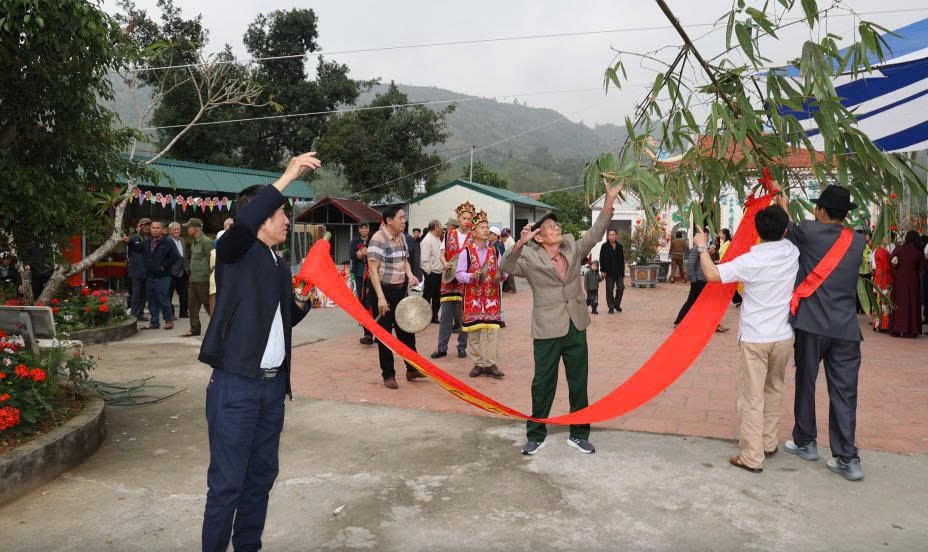 Nghi lễ dựng cây phan, tái hiện lễ hội đại phan. Nghi lễ dựng cây phan, tái hiện lễ hội đại phan.