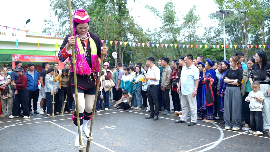 Người dân tham gia trò chơi đi cà kheo. Người dân tham gia trò chơi đi cà kheo.