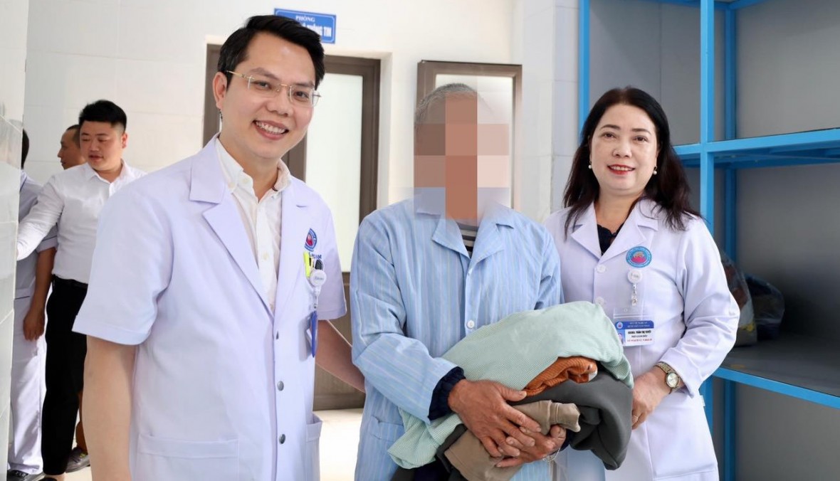 Ân cần chăm sóc người bệnh trong từng phần việc nhỏ. Ân cần chăm sóc người bệnh trong từng phần việc nhỏ.