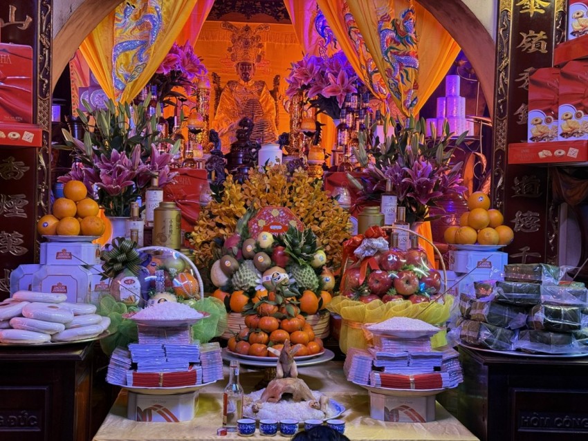 Bức tượng Đức Tản Viên Sơn Thánh trong hậu cung của đền