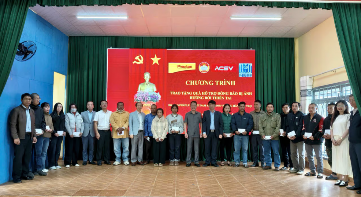 Báo Pháp luật Việt Nam hỗ trợ người dân vùng mưa lũ Lâm Đồng sửa chữa nhà