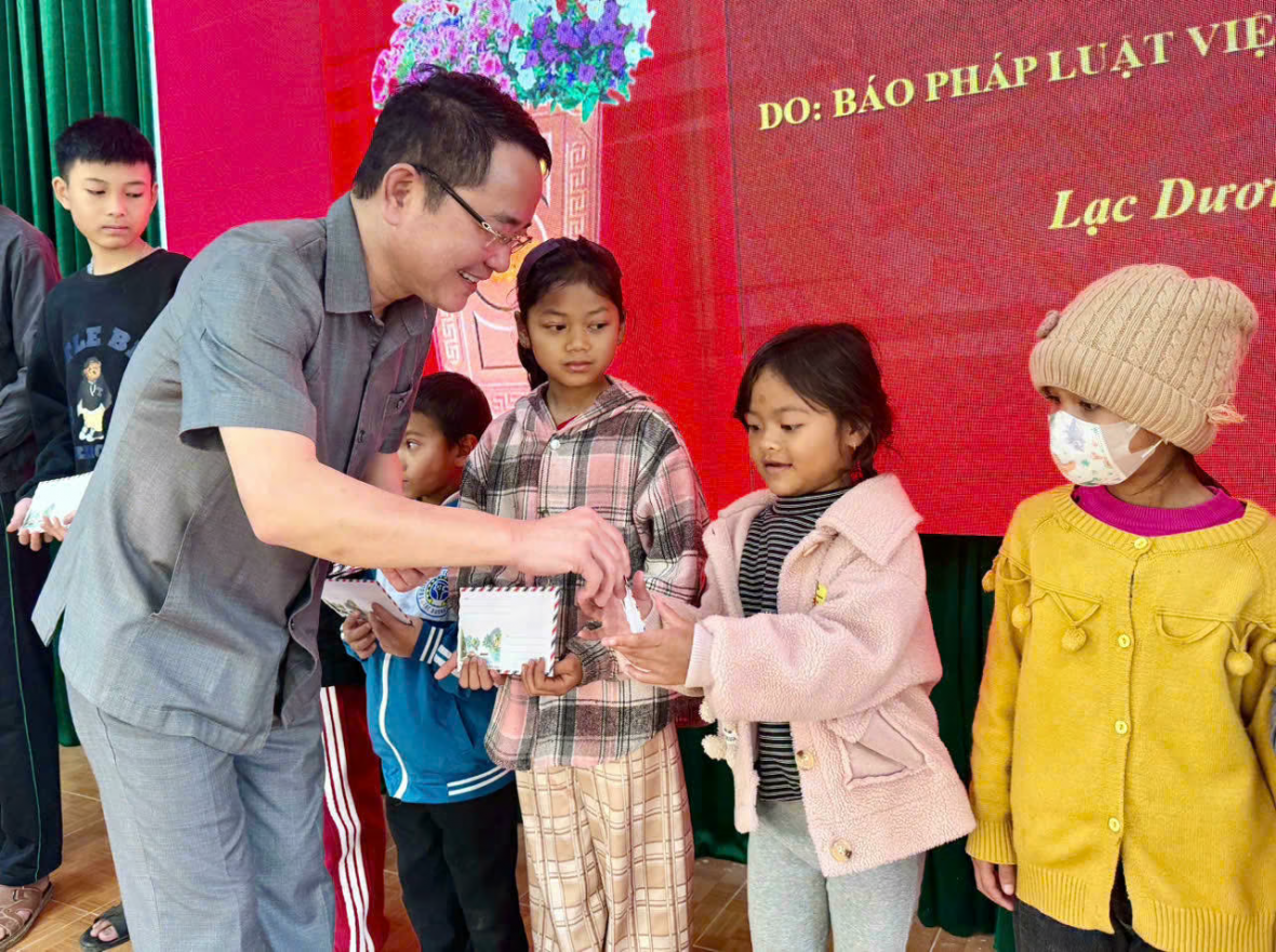 Báo Pháp luật Việt Nam hỗ trợ người dân vùng mưa lũ Lâm Đồng sửa chữa nhà