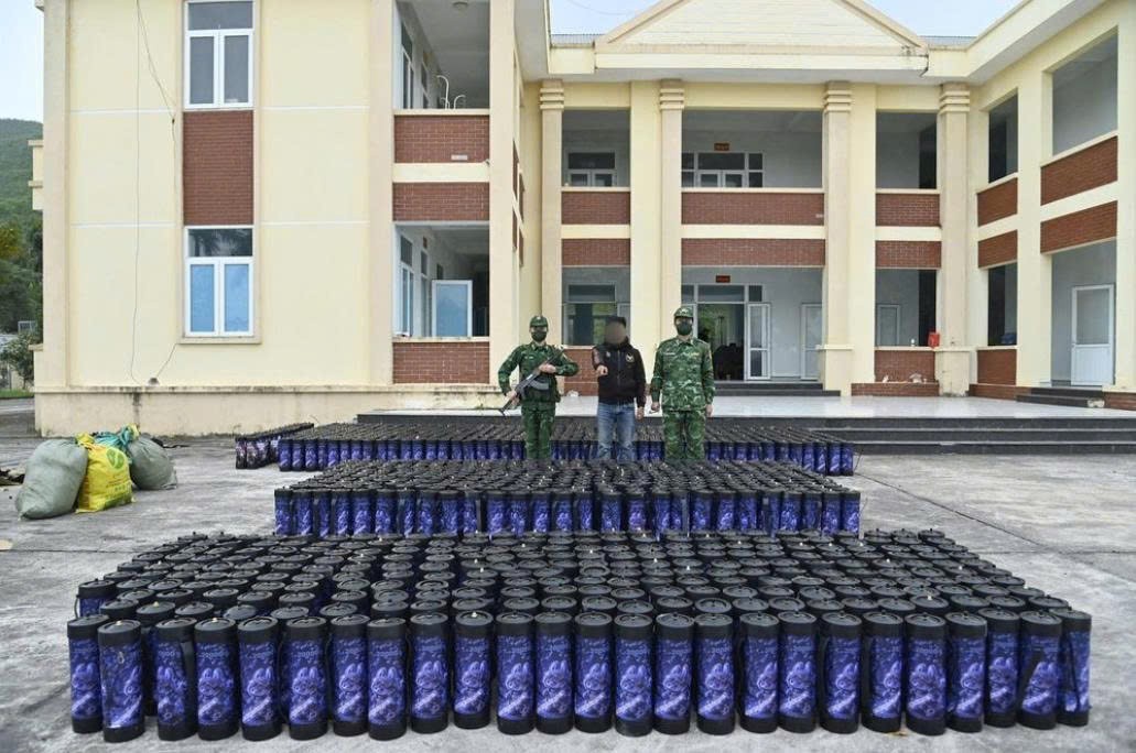 Đối tượng Phạm Đình Đạt cùng tang vật.