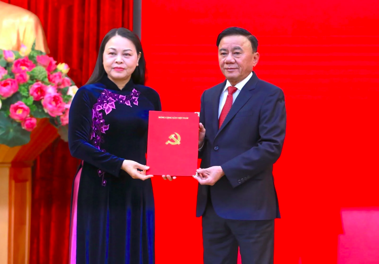 Thường trực Ban Bí thư Trần Cẩm Tú trao quyết định cho bà Nguyễn Thị Thu Hà.