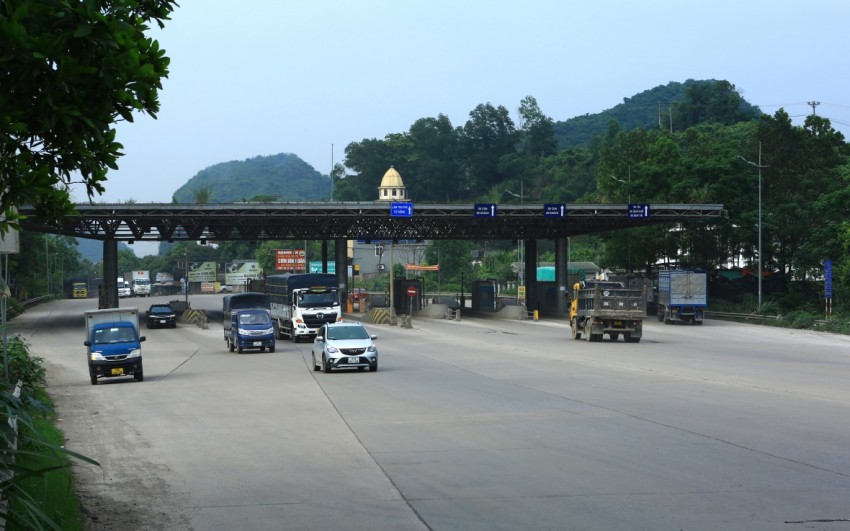 Tháo dỡ trạm thu phí BOT bỏ hoang trên quốc lộ 1