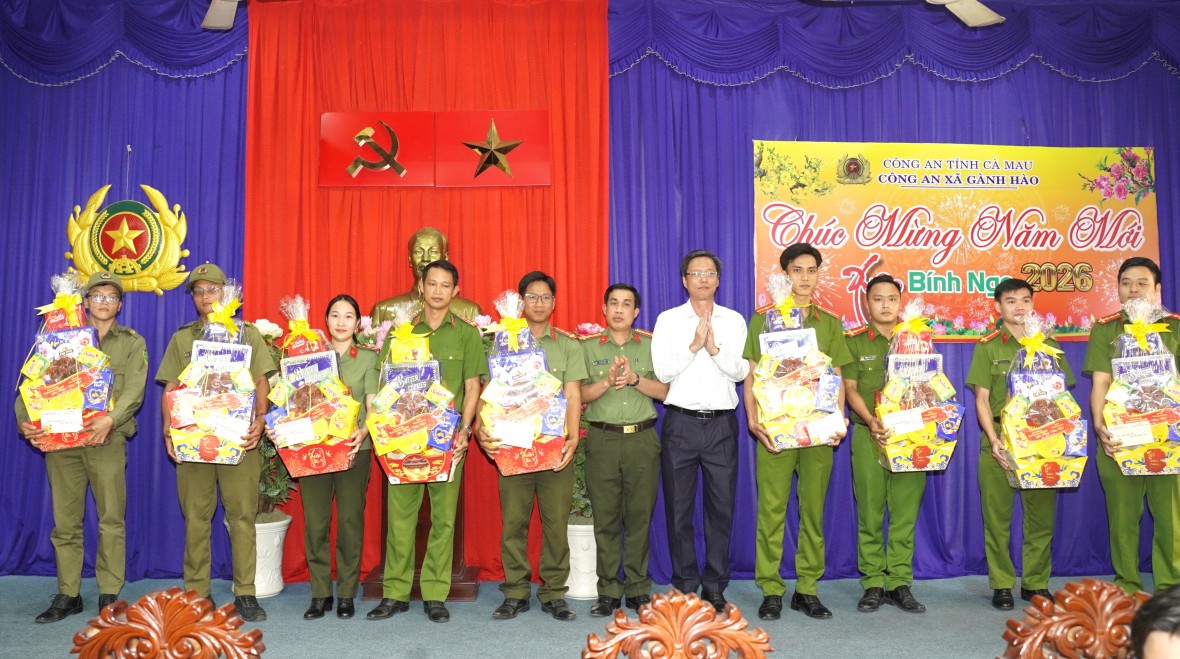 Công an Cà Mau thăm, chúc Tết và trao quà an sinh xã hội dịp Tết Nguyên đán Bính Ngọ