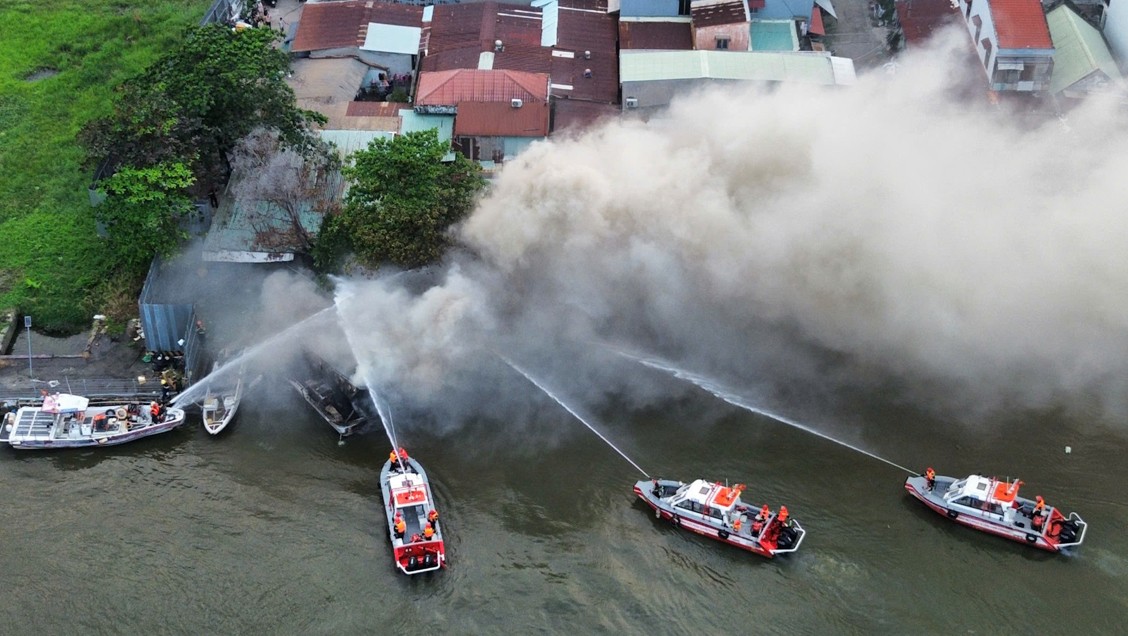 TP.HCM: Huy động ca-nô dập lửa cứu du thuyền cháy trên sông Sài Gòn TP.HCM: Huy động ca-nô dập lửa cứu du thuyền cháy trên sông Sài Gòn