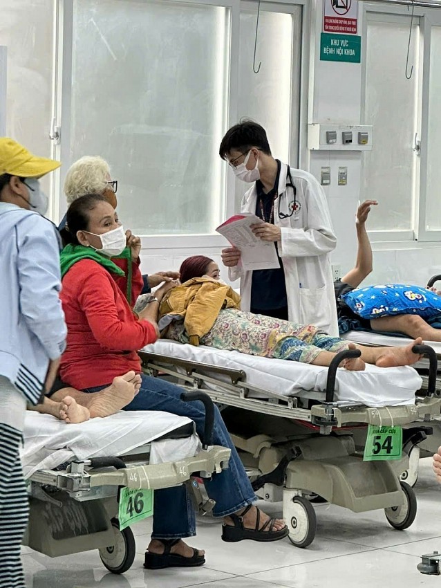 Bác sĩ tiếp nhận và khám bệnh cho bệnh nhân.