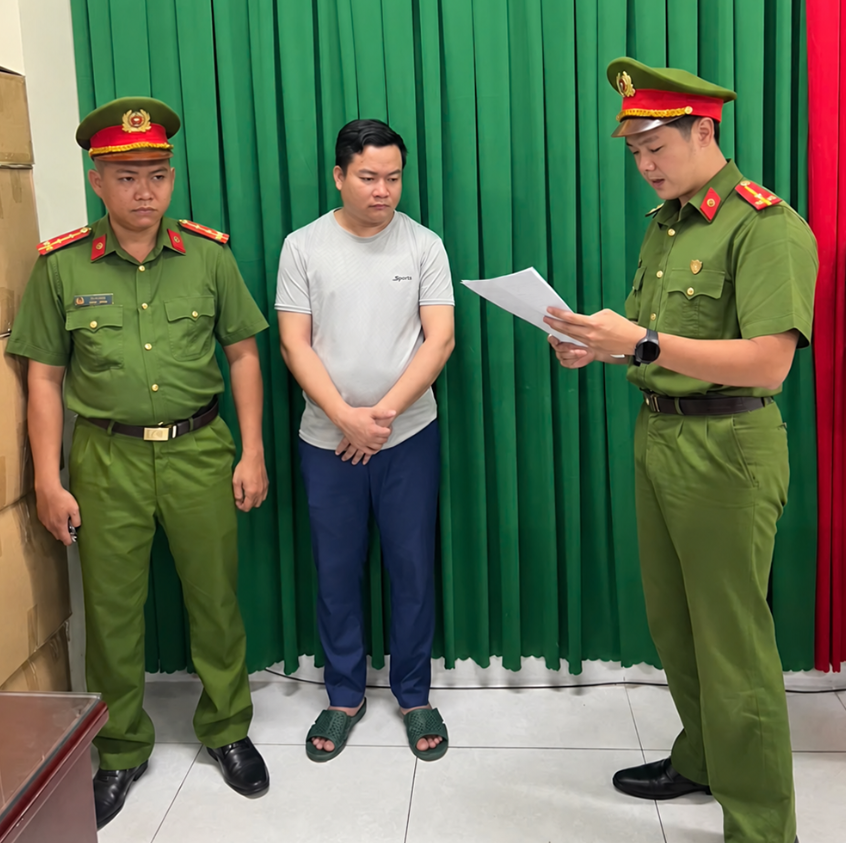 Cơ quan CSĐT tống đạt các quyết định và lệnh đối với Nguyễn Hoài Phong - Tổng giám đốc Công ty TNHH Thương mại Dịch vụ Bảo Phúc. Ảnh: CA