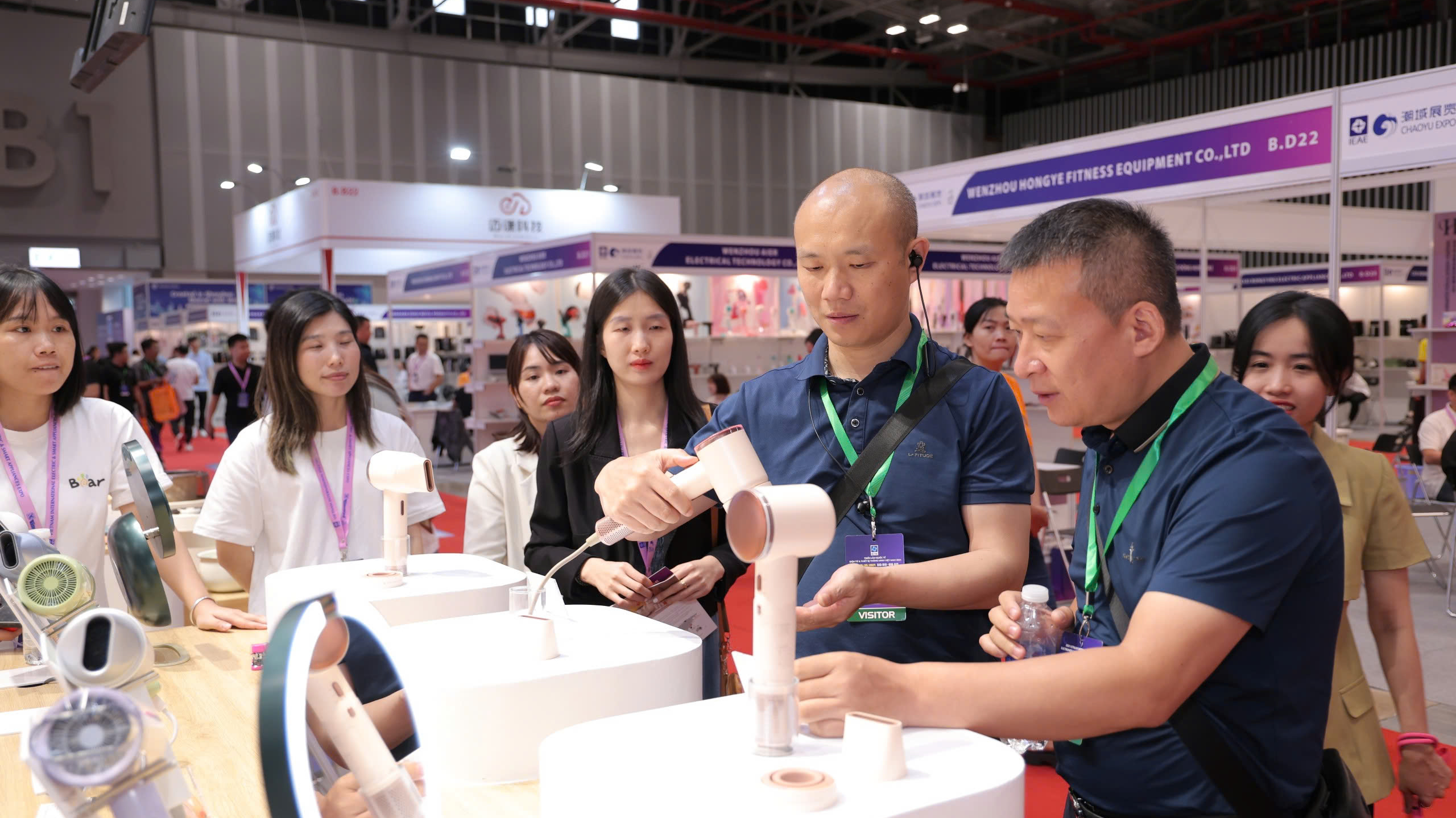 Săn đồ điện tử, gia dụng thông minh giá gốc tại triển lãm IEAE 2025