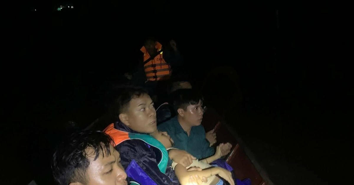 Vượt lũ, đưa nam sinh bị co giật cấp cứu trong đêm