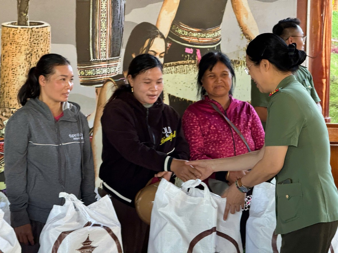 Công an tỉnh Đồng Nai: Đẩy mạnh an sinh xã hội, dân vận gắn với phát động phong trào toàn dân bảo vệ ANTQ tại xã Bom Bo