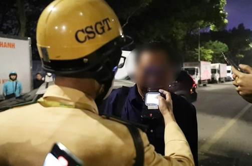 Ông N.V.S (SN 1960) được xác định là tài xế gây ra vụ tai nạn liên hoàn trên phố Nguyễn Chánh (phường Yên Hoà, TP Hà Nội) khiến 3 người bị thương có kết quả nồng độ cồn vi phạm ở mức 0,264 mg/L khí thở. 