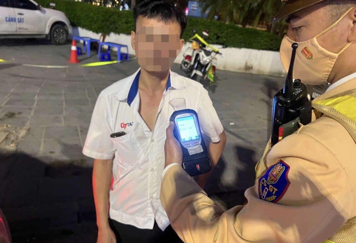 Nam tài xế xe taxi vi phạm nồng độ cồn