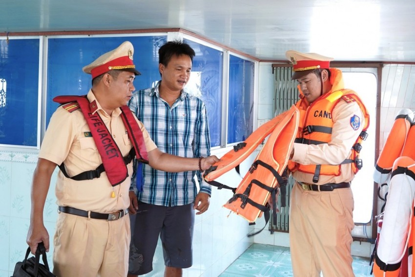 Trạm Cảnh sát đường thủy Gò Dầu (Phòng CSGT Công an tỉnh Đồng Nai) đã tăng cường tuần tra, kiểm soát kết hợp tuyên truyền, nhắc nhở chủ phương tiện.