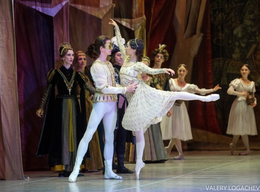 Một cảnh trong vở ballet Romeo và Juliet. Một cảnh trong vở ballet Romeo và Juliet.