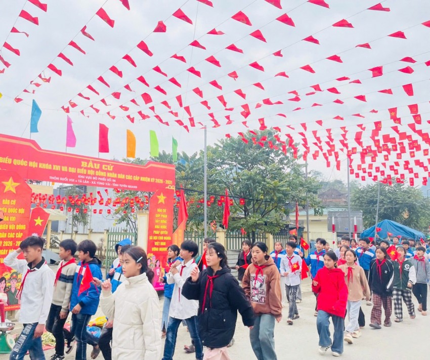 Gần 1.000 cán bộ, đoàn viên, học sinh vùng biên tham gia diễu hành chào mừng ngày hội bầu cử Gần 1.000 cán bộ, đoàn viên, học sinh vùng biên tham gia diễu hành chào mừng ngày hội bầu cử