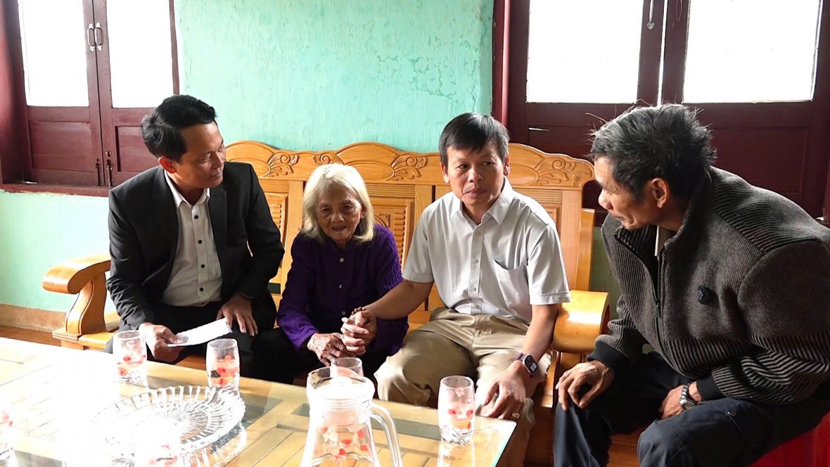 Mang thùng phiếu phụ đến tận nhà để cử tri đặc biệt thực hiện quyền bầu cử Mang thùng phiếu phụ đến tận nhà để cử tri đặc biệt thực hiện quyền bầu cử