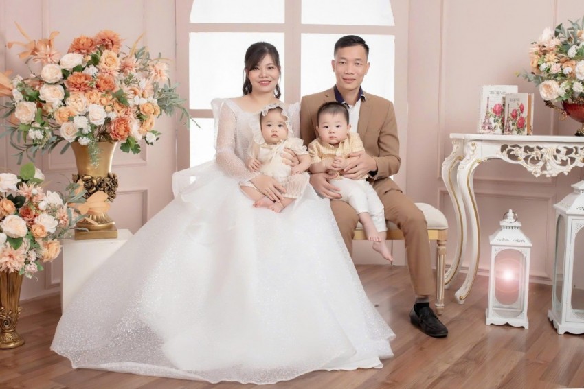 Anh Hải, chị Trang và hai con Duy Hưng, Thùy Linh hạnh phúc.