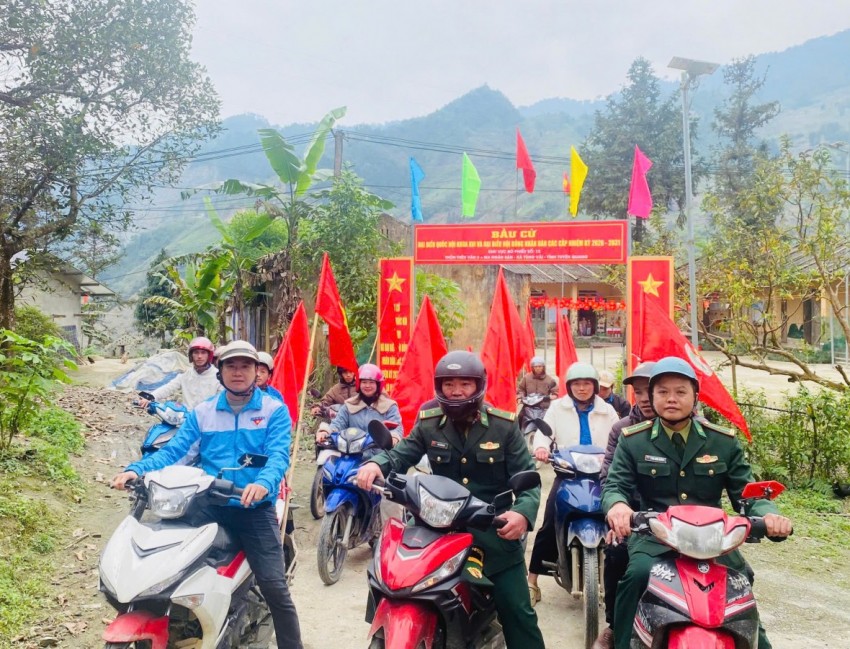 Gần 1.000 cán bộ, đoàn viên, học sinh vùng biên tham gia diễu hành chào mừng ngày hội bầu cử Gần 1.000 cán bộ, đoàn viên, học sinh vùng biên tham gia diễu hành chào mừng ngày hội bầu cử