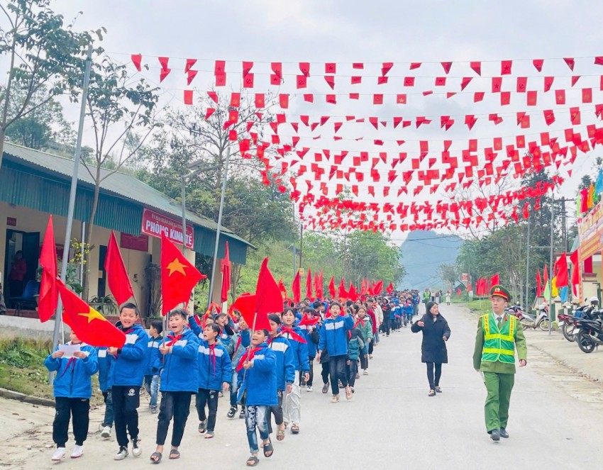 Gần 1.000 cán bộ, đoàn viên, học sinh vùng biên tham gia diễu hành chào mừng ngày hội bầu cử Gần 1.000 cán bộ, đoàn viên, học sinh vùng biên tham gia diễu hành chào mừng ngày hội bầu cử