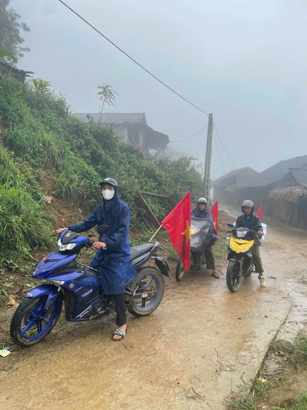 Vượt nắng, thắng mưa tuyên truyền sâu rộng tới mọi người dân khu vực bỏ phiếu sớm tại xã Na Ngoi.