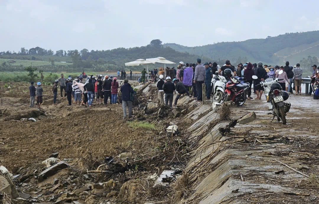 Sập bờ kè ven sông Ba ở Đắk Lắk, 4 người trú mưa bị vùi lấp