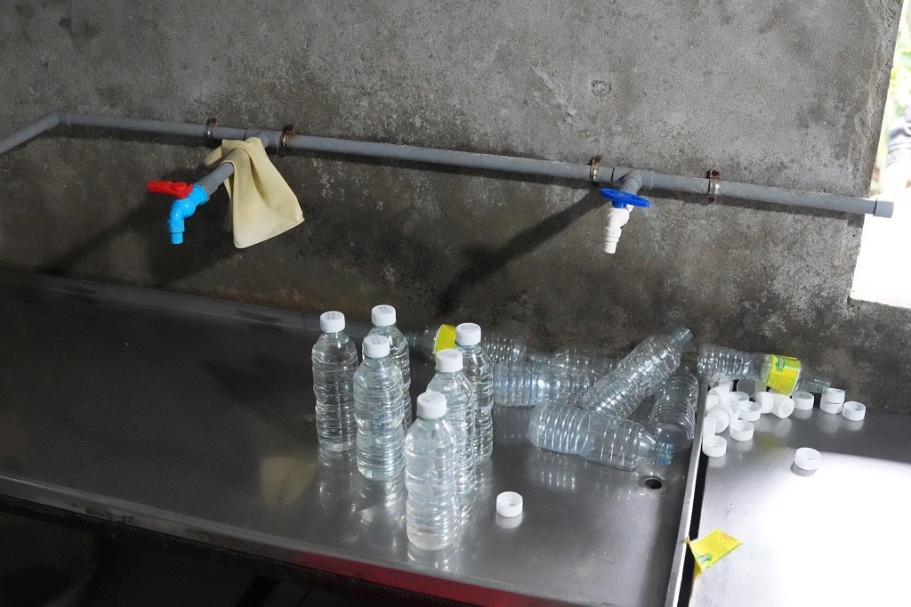 Axit acetic công nghiệp với nước lã, Lê Thị Lộc san chiết sang chai nhựa để tiêu thụ ra thị trường - Ảnh Công an Nghệ An.