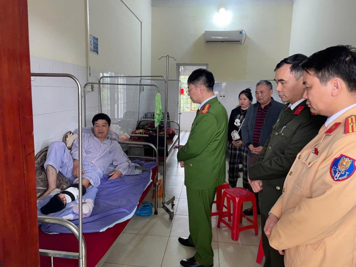 Thiếu tá công an phải đu người theo xe ô tô của “ma men” vì kẹt tay