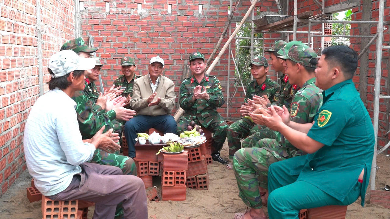 Những ngôi nhà mới ấm tình quân dân Những phần quà quê mộc mạc mà gia đình ông Nguyễn Thanh Cường và bà con thôn Kim Đông gửi tặng các chú bộ đội.