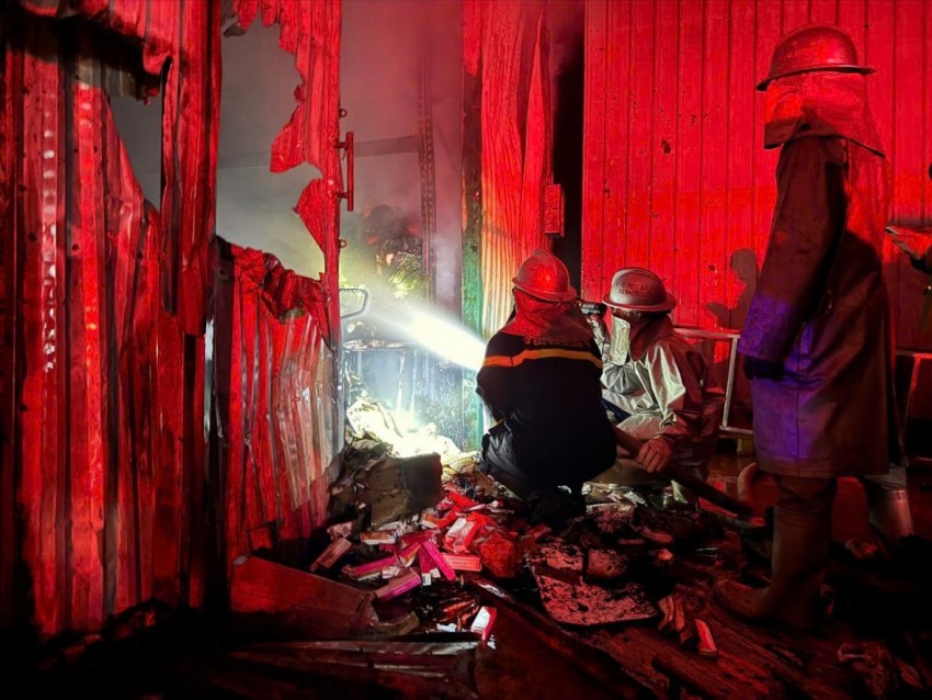 Cảnh sát Phòng Cảnh sát phòng cháy, chữa cháy và cứu nạn, cứu hộ khống chế, qua đó ngăn chặn cháy lan, bảo vệ được toàn bộ khu vực nhà xưởng có diện tích khoảng 1.000m2 với rất nhiều hàng hóa, tài sản bên trong.