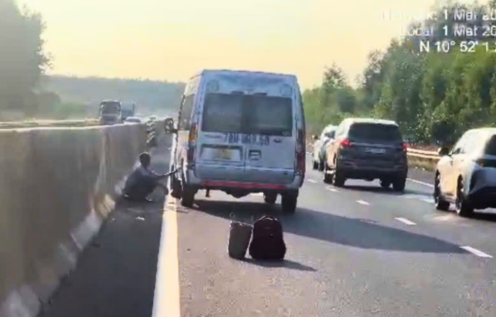 Một trường hợp xe gặp sự cố trên cao tốc nhưng đặt cảnh báo chỉ cách ô tô 12,8m. Ảnh cắt từ clip Một trường hợp xe gặp sự cố trên cao tốc nhưng đặt cảnh báo chỉ cách ô tô 12,8m. Ảnh cắt từ clip